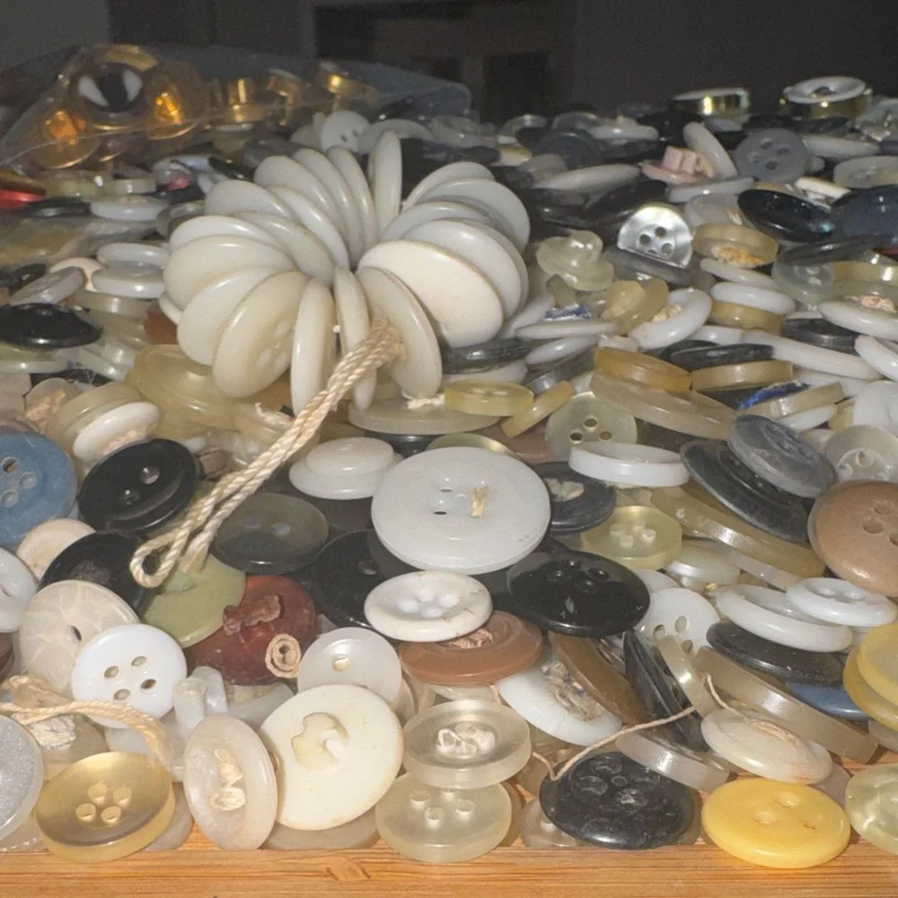 6,168 Button Bundle Assorted - Picture 6 of 13